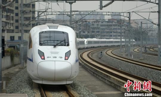 西安至成都的首發(fā)列車駛離綿陽(yáng)站開(kāi)往成都。　劉忠俊 攝