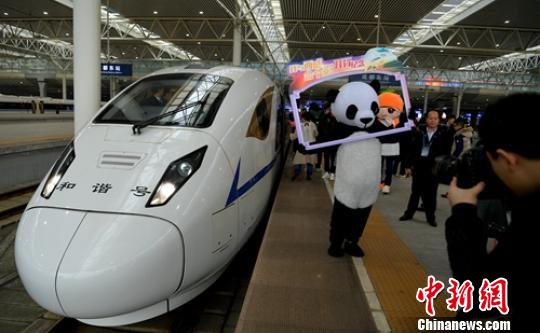 成都火車東站“熊貓”趕場(chǎng)西成高鐵首發(fā)。　劉忠俊 攝