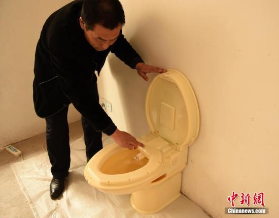 資料圖：重慶巴南區(qū)滕飛父子研發(fā)出用3D技術(shù)打印的折疊式掛墻馬桶，獲得國家外觀和實(shí)用新型兩項(xiàng)專利。 <a target='_blank' href='http://www.chinanews.com/'>中新社</a>記者 周毅 攝