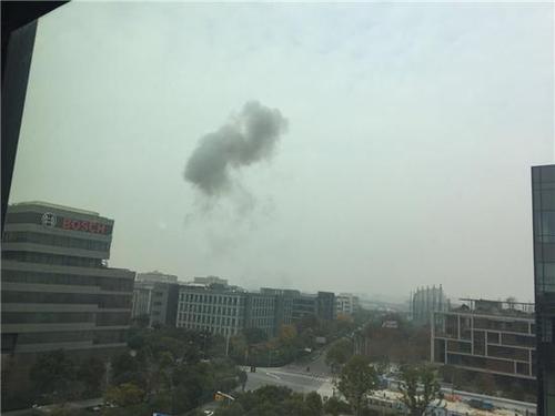 上海長寧臨空園區附近出現巨響濃煙 有人員受傷