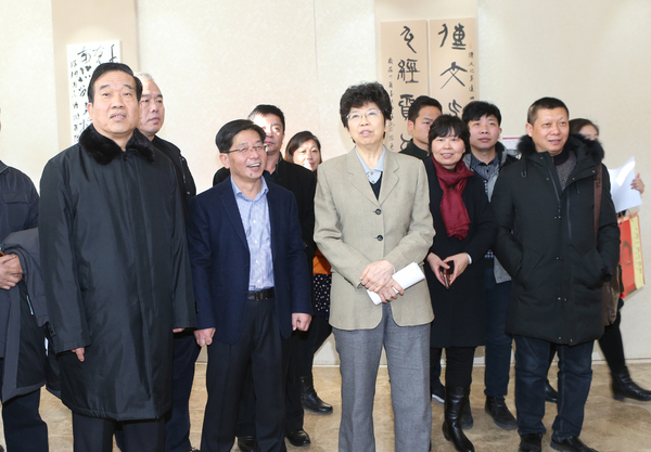 1參加“一帶一路石油夢”——于恩東書法實踐展開幕式的嘉賓觀看展覽