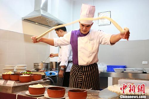 8月21日，由中國駐泰國孔敬總領事館與泰國孔敬大學孔子學院聯(lián)合主辦的“中國廚房”在孔敬孔子學院開幕，首屆“食全食美”中國美食文化節(jié)活動也同時舉行，為中泰文化交流搭建起一個新平臺。 <a target='_blank' href='http://www.chinanews.com/'>中新社</a>記者 胡琳 攝