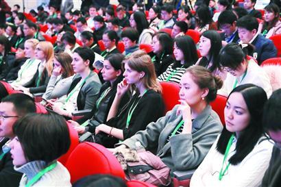 中國僑網(wǎng)圖為中國學(xué)論壇現(xiàn)場觀眾在聆聽發(fā)言。本報(bào)記者海沙爾 攝
