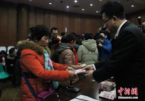 資料圖：西安市中級人民法院向農(nóng)民工代表發(fā)放執(zhí)行案款。張一辰 攝