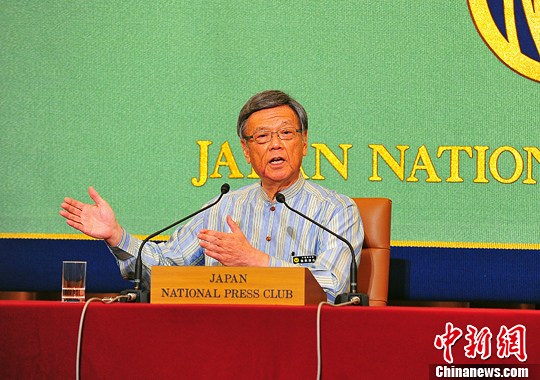 沖繩縣知事翁長雄志5月20日在東京的日本記者俱樂部舉行記者會，再度強調(diào)將力阻美軍普天間機場撤出后搬遷至同為沖繩境內(nèi)的邊野古地區(qū)。<a target='_blank' href='http://www.chinanews.com/'>中新社</a>發(fā) 王健 攝