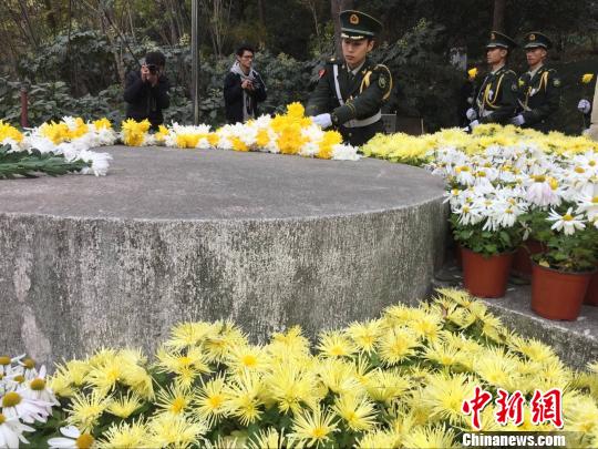 南京北極閣大屠殺叢葬地悼念現(xiàn)場(chǎng)?！≈鞎苑f 攝