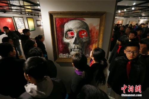 圖為學(xué)生觀看展覽。 <a target='_blank' href='http://www.chinanews.com/'>中新社</a>記者 富田 攝