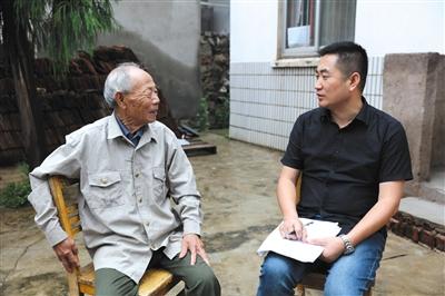 作者李曉方(右)與南京大屠殺幸存者。 受訪者供圖
