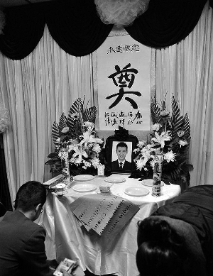 12月12日，工作人員為救人保安李國武布置靈堂。圖片來源：北京晨報