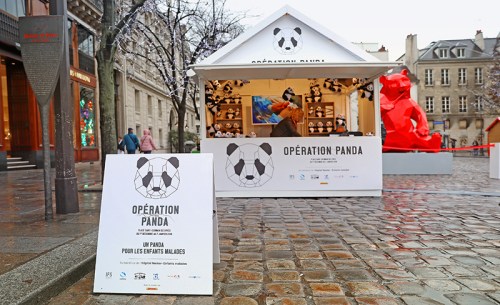 12月13日，由成都IFS、巴黎左岸圣日耳曼德佩委員會共同主辦的—“OPERATION PANDA”（熊貓行動）活動在巴黎左岸的圣日耳曼德佩廣場隆重揭幕，這是成都與圣日耳曼德佩“國際友好街區”結盟后的首個合作項目。（法國《歐洲時報》/主辦方供圖）
