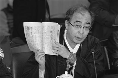 中國僑網日本友人大東仁展示捐贈物品。實習生 陳儼 新華報業視覺中心記者 萬程鵬 攝