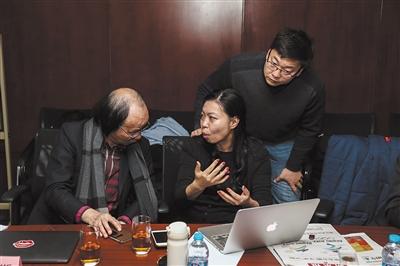 12月16日，2022年冬奧特許商品評審會現場，特許生產商與會徽設計者林存真(中)交流特許商品的改進思路。圖片來源：新京報