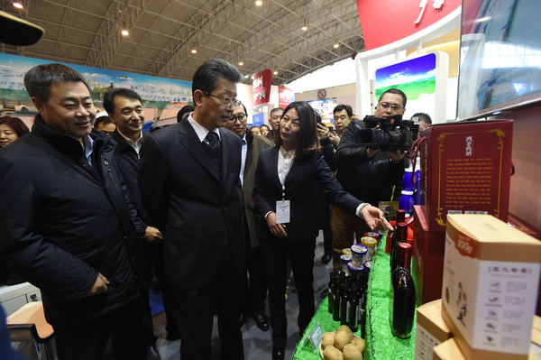 北京市委常委、常務副市長張工（中）視察烏蘭察布展區