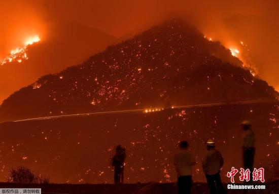 據法新社和路透社報道，這場大火目前僅15%獲得控制，正在威脅圣巴巴拉市和鄰近的海濱城市卡平特里亞，所幸其他大火在燃燒數日后多半已獲得控制。加州州長指出，這幾場大火已經在加州造成空前災損。圖為洛斯帕德雷斯國家森林內的嚴重火情。