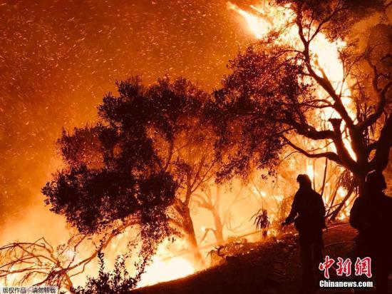 文圖拉縣消防局官員霍吉說，“這是個魔鬼……這場大火獨特之處還不僅是它的寬度。從大火一端(文圖拉縣費爾摩，Fillmore)開車到另一端(圣芭芭拉縣)，不堵車也要45分鐘?！眻D為圣芭芭拉縣消防局公布的大火照片，火勢兇猛可見一斑。