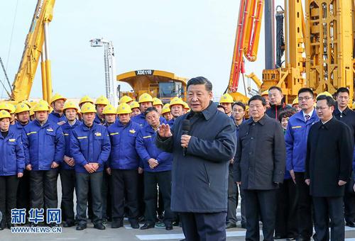 2017年12月12日至13日，中共中央總書記、國家主席、中央軍委主席習近平在江蘇徐州市考察。這是12日下午，習近平在徐工集團重型機械有限公司親切看望勞動模范、技術能手等職工代表，鼓勵他們在為實現中國夢的奮斗中爭取人人出彩。新華社記者 謝環馳 攝