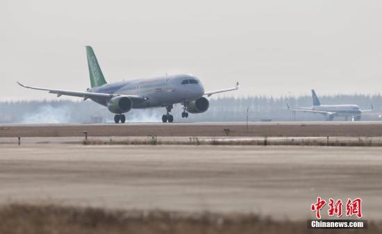 12月17日，上午10時34分，國產大型客機C919-10102架機在上海浦東機場第四跑道首次飛上藍天。 <a target='_blank' href='http://www.chinanews.com/'>中新社</a>記者 殷立勤 攝