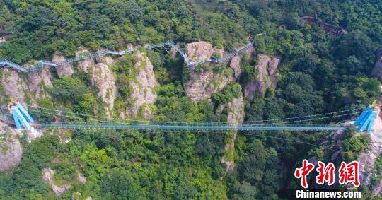 國內首座高空特效玻璃橋“飛龍在天”航拍圖?！垕I子 攝