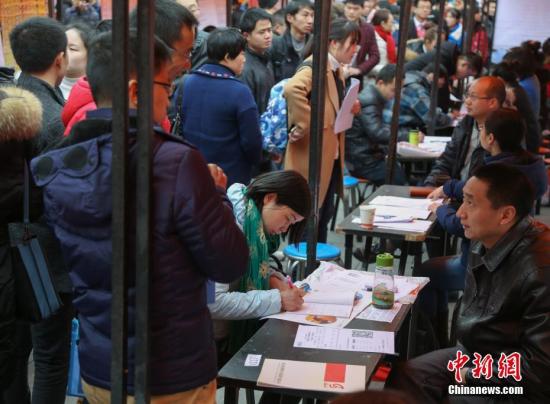 資料圖：在武漢市納杰人才市場招聘會上，擠滿了前來應(yīng)聘的求職者。<a target='_blank' href='http://www.chinanews.com/'>中新社</a>記者 張暢 攝