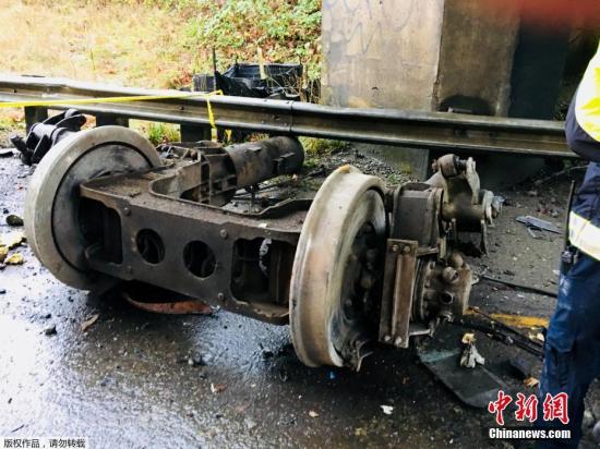 報道稱，事發火車本是從西雅圖到波特蘭線路的首日運營，不料發生意外。列車在脫軌前時速約130公里。