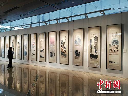 資料圖：秋拍前，齊白石作品《山水十二條屏》在北京展出。<a target='_blank' href='http://www.chinanews.com/' >中新網(wǎng)</a>記者 宋宇晟 攝