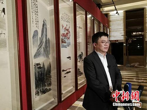 資料圖：北京保利拍賣執(zhí)行董事趙旭在齊白石《山水十二條屏》前接受媒體采訪。<a target='_blank' href='http://www.chinanews.com/' >中新網(wǎng)</a>記者 宋宇晟 攝