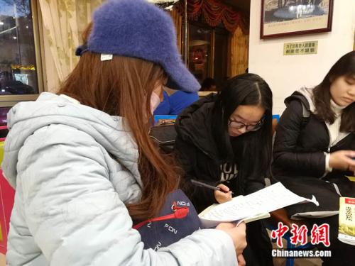 趙女士接受<a target='_blank' href='http://www.chinanews.com/' >中新網</a>記者采訪。 <a target='_blank' href='http://www.chinanews.com/' >中新網</a>記者 張尼 攝