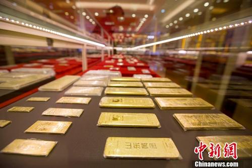 11月1日，山西太原，金店工作人員正在清點(diǎn)金條。當(dāng)日，中國(guó)黃金協(xié)會(huì)發(fā)布的數(shù)據(jù)顯示，2017年前三季度，中國(guó)黃金消費(fèi)同比增長(zhǎng)15.49%。今年前三季度中國(guó)黃金實(shí)際消費(fèi)量815.89噸，與去年同期相比增長(zhǎng)15.49%。金條銷售繼續(xù)保持大幅增長(zhǎng)，前三季度消費(fèi)222.07噸，同比增長(zhǎng)44.45%；黃金首飾銷售再次回暖，前三季度銷售503.87噸，同比增長(zhǎng)7.44%。<a target='_blank' href='http://www.chinanews.com/'>中新社</a>記者 張?jiān)?攝