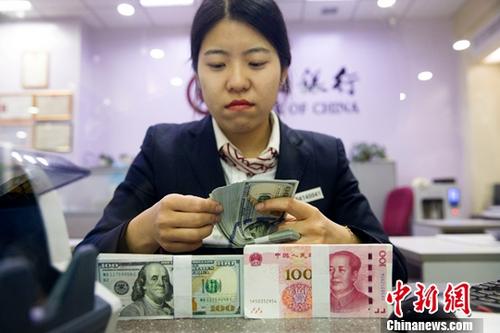 銀行工作人員清點貨幣。<a target='_blank' href='http://www.chinanews.com/'>中新社</a>記者 張云 攝