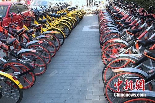 資料圖，摩拜和ofo單車在路邊整齊停放。<a target='_blank' href='http://www.chinanews.com/' >中新網(wǎng)</a> 吳濤 攝