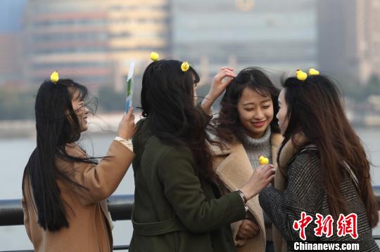 上海中心氣象臺掛出了大風藍色預警，女孩們的頭發在風中凌亂。　張亨偉 攝