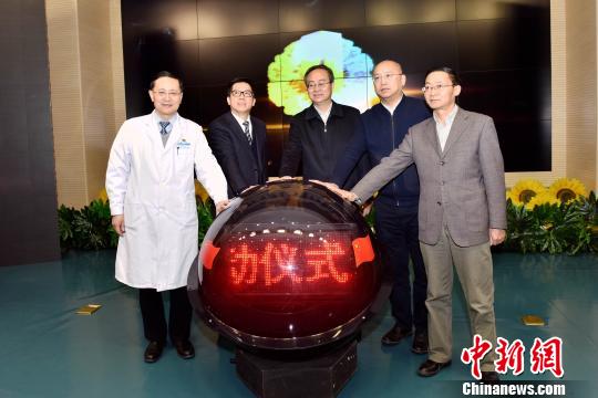 圖為青海省居民健康卡工程正式啟動。　朱建軍 攝