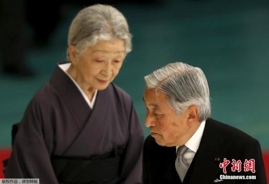 8月15日，日本迎來戰(zhàn)敗70周年紀念日即“二戰(zhàn)”宣布無條件投降70周年。當?shù)貢r間中午12時，由日本政府主辦的“全國戰(zhàn)歿者追悼儀式”在東京都千代田區(qū)的日本武道館舉行。日本天皇皇后和首相安倍晉三等政府人員，以及5525名遺族參加此次追悼儀式，為在戰(zhàn)爭中喪生的約310萬人祈福，并再次起誓和平。