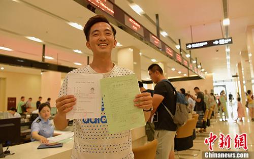 四川成都，剛畢業的大學生王單辦理完手續落戶成都。 <a target='_blank' href='http://www.chinanews.com/'>中新社</a>記者 劉忠俊 攝
