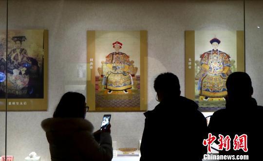 “走進(jìn)養(yǎng)心殿——大清的家國(guó)天下”21日在南京博物院正式開(kāi)展。　泱波　攝