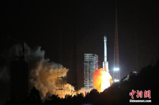 11月5日，中國在西昌衛星發射中心用長征三號乙運載火箭，以“一箭雙星”方式成功發射第24顆、第25顆北斗導航衛星，開啟北斗衛星導航系統全球組網新時代。
中新社發 王玉磊 攝