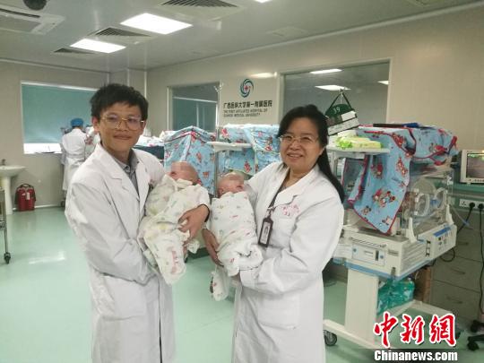 圖為經過手術后，連體男嬰成功分離 石鵬 攝