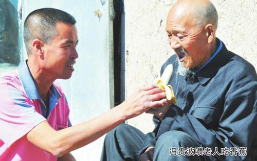 小伙酒后摔進(jìn)雪溝被老人救起 為報恩贍養(yǎng)老人31年