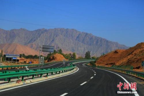 資料圖：青海循隆高速公路建成通車，青海循化撒拉族自治縣結束了沒有高速公路的歷史。 韓龍 攝