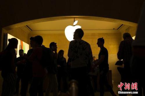 當地時間11月3日，蘋果iPhoneX在美國上市銷售，位于紐約中央車站的蘋果專賣店iPhoneX銷售火爆。 <a target='_blank' href='http://www.chinanews.com/'>中新社</a>記者 廖攀 攝
