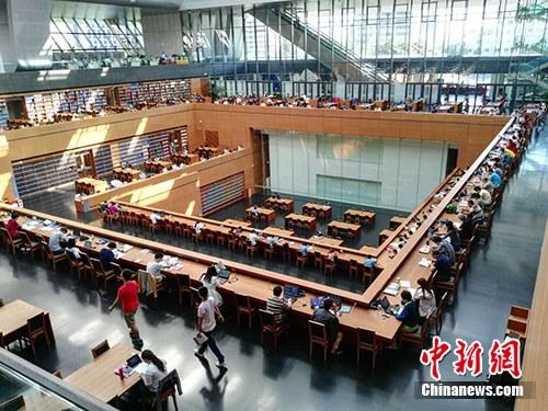即便是工作日，國家圖書館閱覽室內也有不少人在自習閱讀。<a target='_blank' href='http://www.chinanews.com/' >中新網</a>記者 宋宇晟 攝
