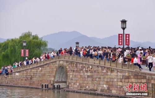 資料圖：國慶長假第三天，大量游客涌入西湖斷橋。 <a target='_blank' href='http://www.chinanews.com/'>中新社</a>記者 李晨韻 攝