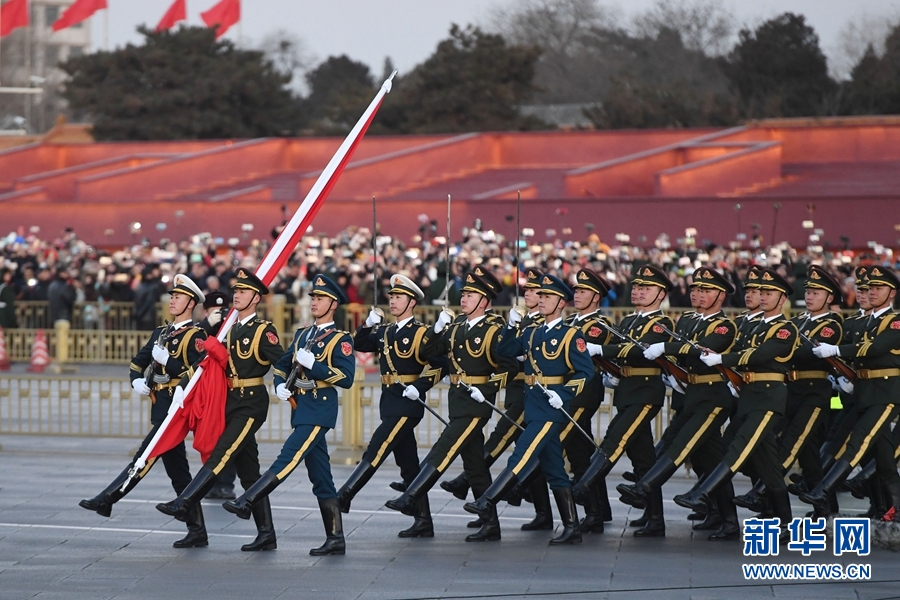 1月1日晨，北京天安門廣場舉行隆重的升國旗儀式，這是由人民解放軍擔負國旗護衛任務后，首次舉行的升旗儀式。 新華社記者申宏攝