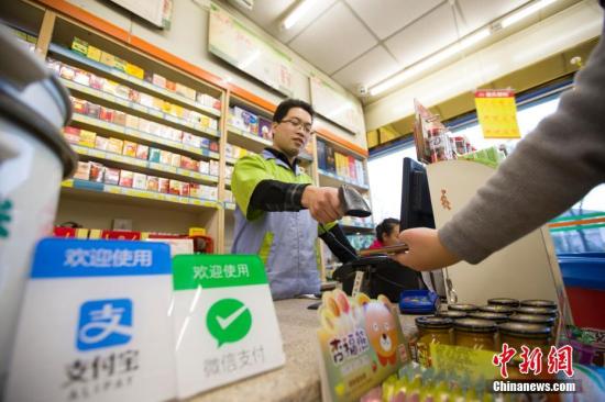 2016年12月1日，山西太原，民眾正在使用手機支付。 <a target='_blank' href='http://www.chinanews.com/'>中新社</a>記者 張云 攝