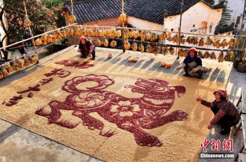 12月31日，2017年最后一天，中國(guó)最美鄉(xiāng)村江西婺源篁嶺“曬秋大媽”又亮絕活，在這辭舊迎新的日子，用豐收的稻谷和辣椒擺出一幅長(zhǎng)5.6米、寬4.3米的狗造型，寓意2018“旺到福到”。<a target='_blank' href='http://www.chinanews.com/'>中新社</a>記者 曹加祥 攝