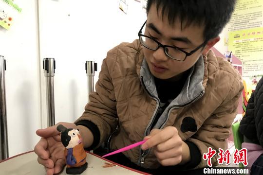 游客學(xué)塑兵馬俑。　陜西省文物局 攝