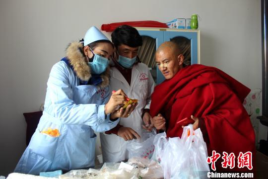 圖為醫(yī)護人員在少數(shù)民族地區(qū)義診。(資料圖) 謝熱 攝