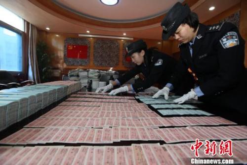 資料圖：警方正在清點假火車票以及單據等。 胡金力 攝