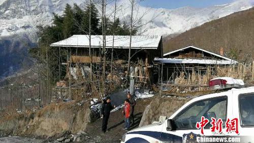 圖為民警到村民家為老黃牛抽取血樣。平武警方提供