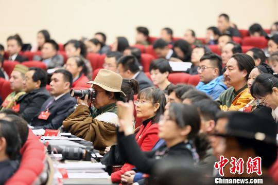 1月10日，青海省文學(xué)藝術(shù)界聯(lián)合會第八次代表大會在西寧召開。圖為會議現(xiàn)場。　羅云鵬 攝